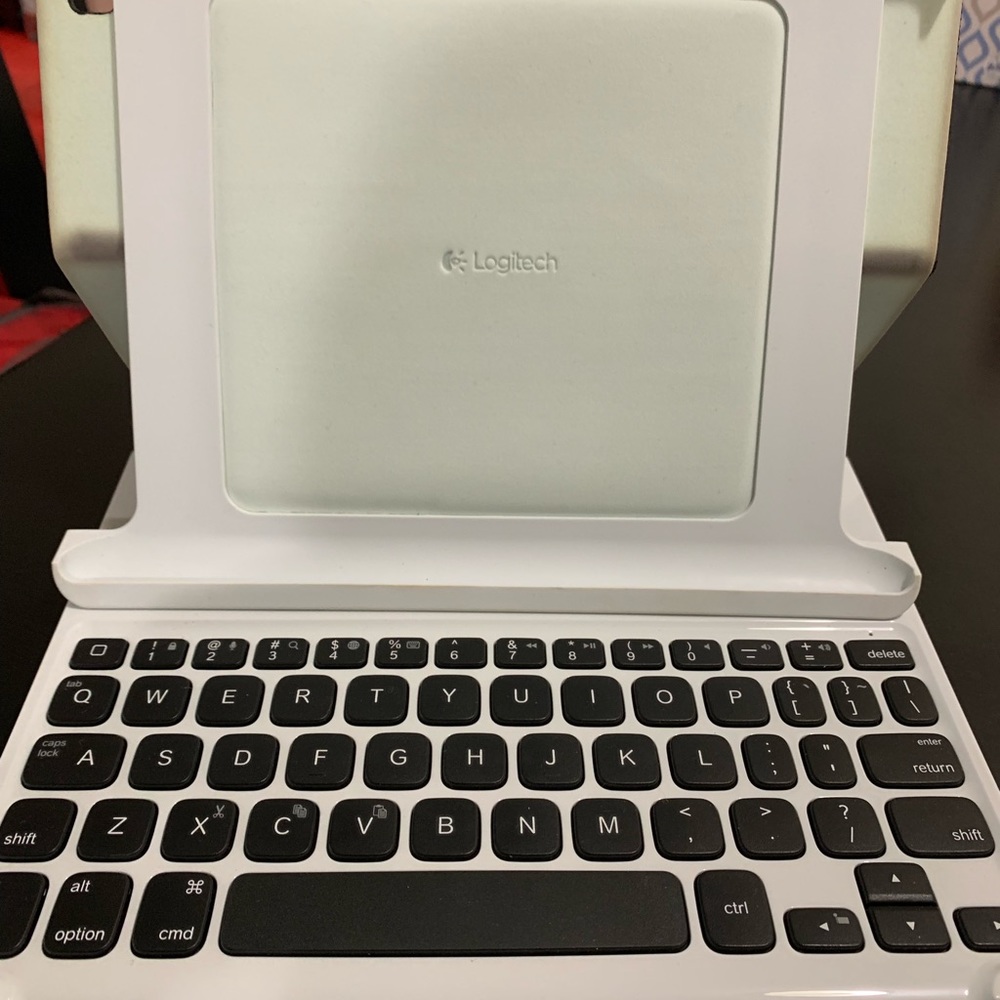 Wireless Logitech IPAD keyboard case